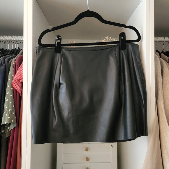 NWT Zara Faux Leather Mini Skirt - Picture 2 of 4
